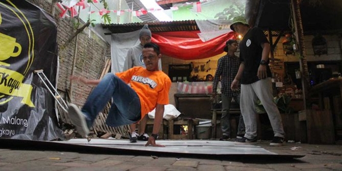 Tak butuh waktu lama, Arif kembali menguasai gerakan breakdance hanya dengan satu kaki. ©2017 merdeka.com/darmadi sasongko