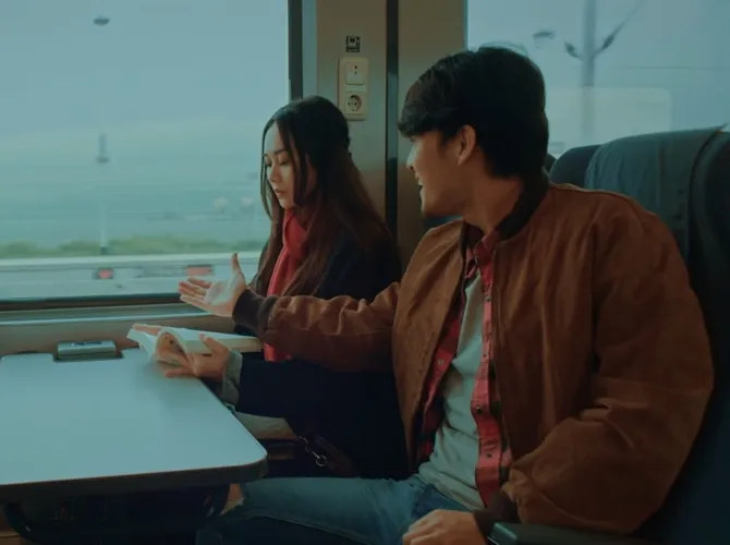 Nick nekat mendekati Arini, wanita yang membuatnya tertarik saat bertemu di kereta. (Courtesy of MAX Pictures)