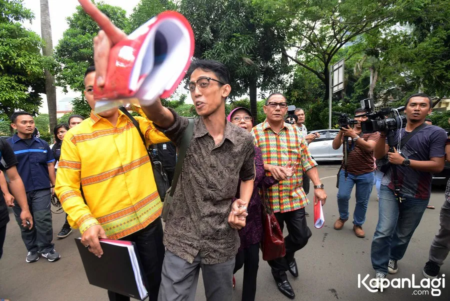 Lagi-lagi, pihak Kiswinar ingin Mario Teguh jujur soal keberadaan Linna sebagai orang ketiga di balik perkawinannya dengan Aryani/©KapanLagi.com®/M. Akrom Sukarya