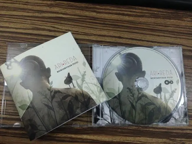 Ari Reda sajikan musik sederhana di album MENYANYIKAN PUISI © Kapanlagi.com®