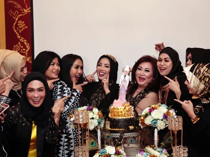 Selain arisan bersama geng sosialita, Ratu Meta juga kerap mengadakan charity. © KapanLagi.com/Muhammad Akrom Sukarya