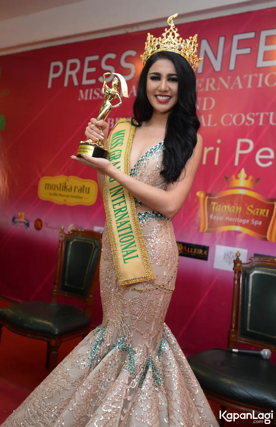 Ariska memamerkan piala kemenangannya sebagai Miss Grand International 2016 © Muhammad Akrom Sukarya