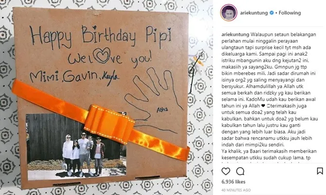Kejutan kecil untuk Arie Untung dari keluarganya. © Instagram/ariekuntung