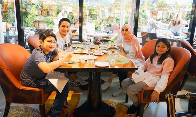 Arie bersyukur karena berada di tengah keluarga yang harmonis. © Instagram/ariekuntung