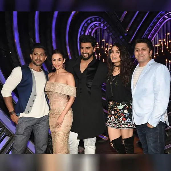 Malaika dan Arjun saling hindar, tapi terpaksa harus foto bareng ©bollywoodlife