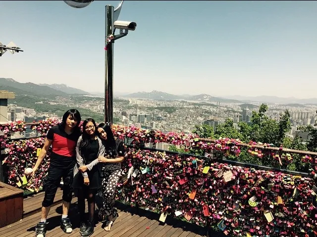 Saat Armand mengajak sang istri Dewi dan putri mereka, Naja