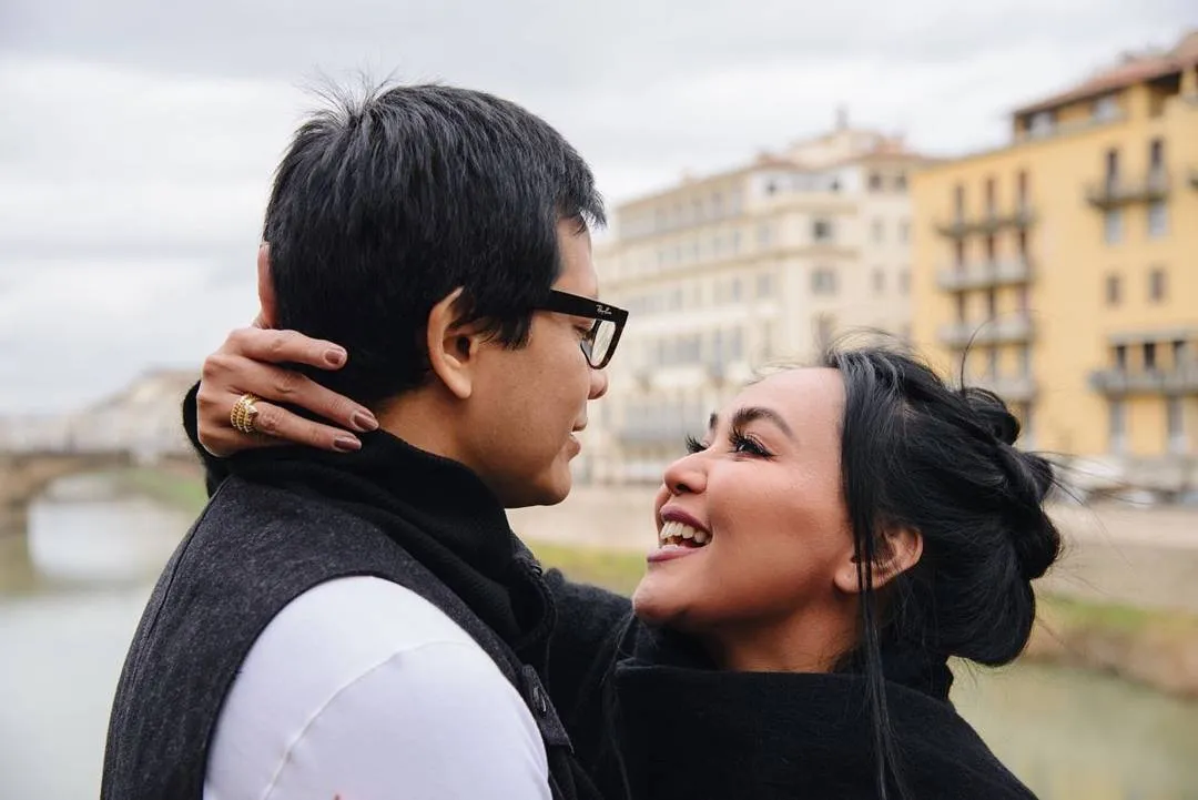 Liburan di Italia, Armand dan Dewi saling tatap mesra. Credit: via instagram.com/dewigita01