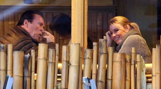 Arnold ngupil saat kencan? @ dailymail.co.uk