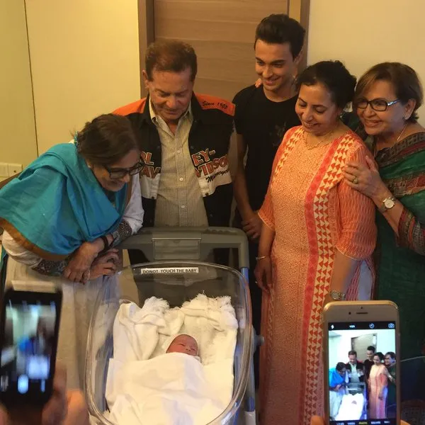 Baby Ahil bersama ayah, kakek dan neneknya ©bollywoodlife