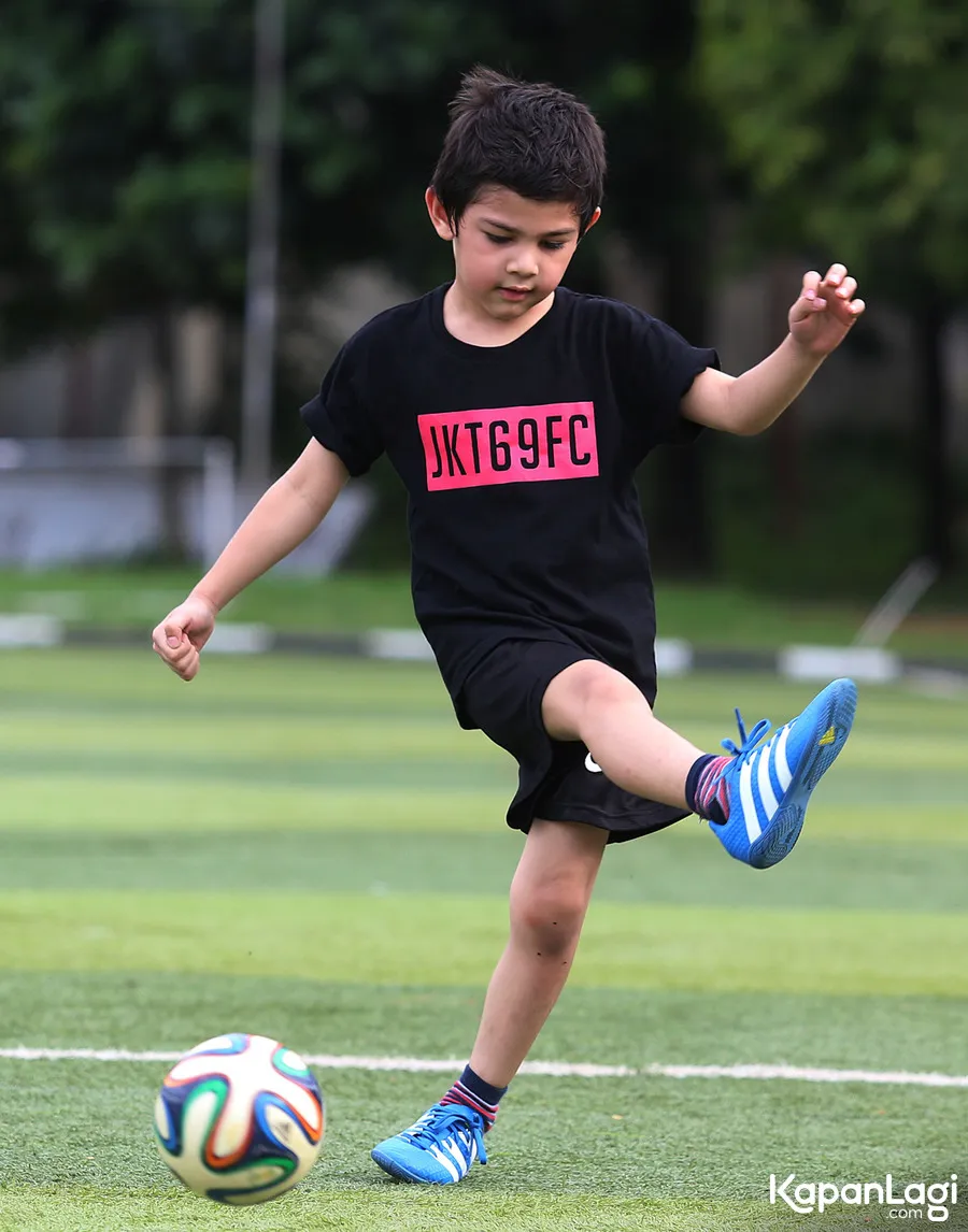 Arsen ikutan hobi sepak bola © KapanLagi.com®/Budy Santoso