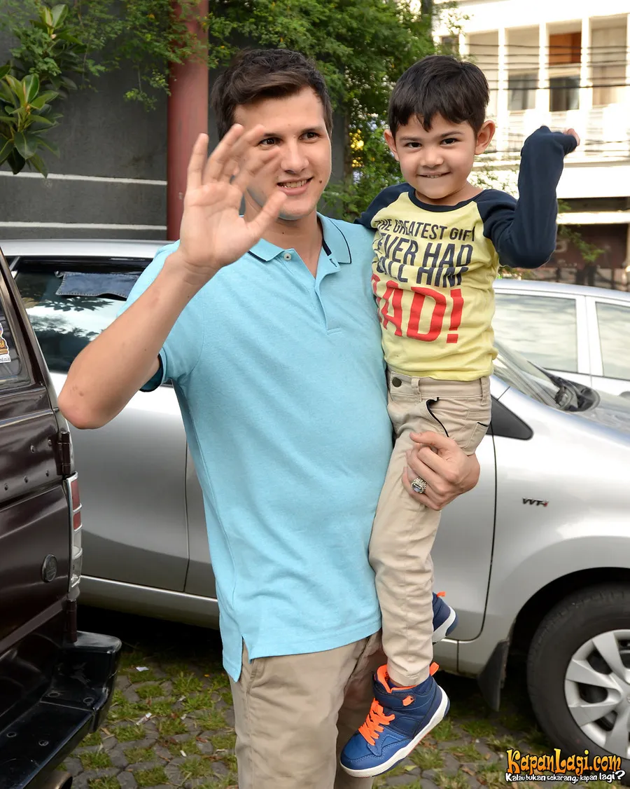 Stuart Collin berlatih ijab kabul dengan ditemani anak Risty Tagor, Arsen Raffa Balweel. ©KapanLagi.com®/Bambang E Ros