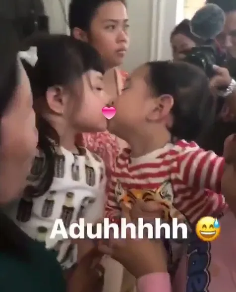 Rafathar mencium Arsy ©instagram/raffinagita1717