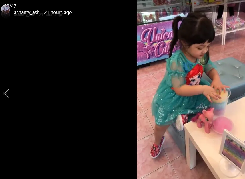 Arsy bahagia karena boleh makan permen @instagram/ashanty_ash