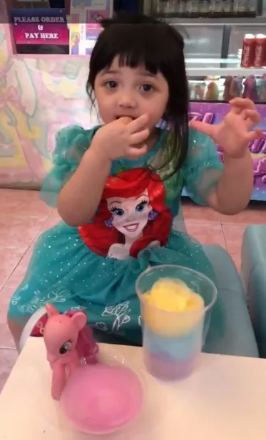 Gaya Arsy ketika minta izin makan cokelat, nggemesin! @instagram/ashanty_ash