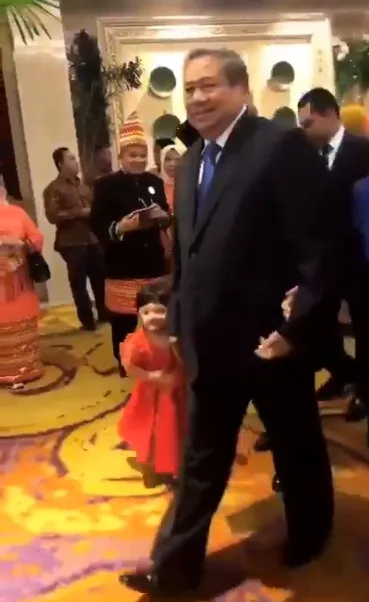 Arsy berlari menutupi jalan SBY ©instagram/ashanty_ash