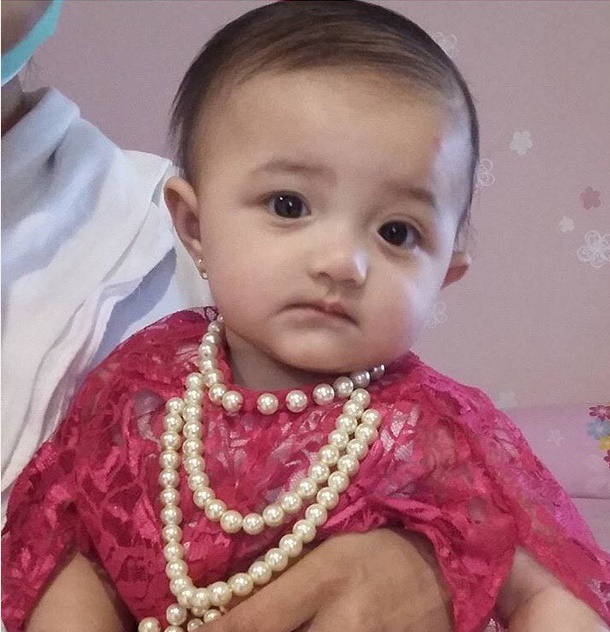 [Foto] Pakai Kaftan & Kalung Mutiara, Baby Arsy Makin 