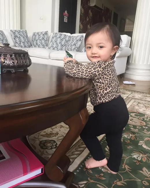 Baby Arsy centil dengan baju corak kulit macannya © Instagram.com/ashanty_ash
