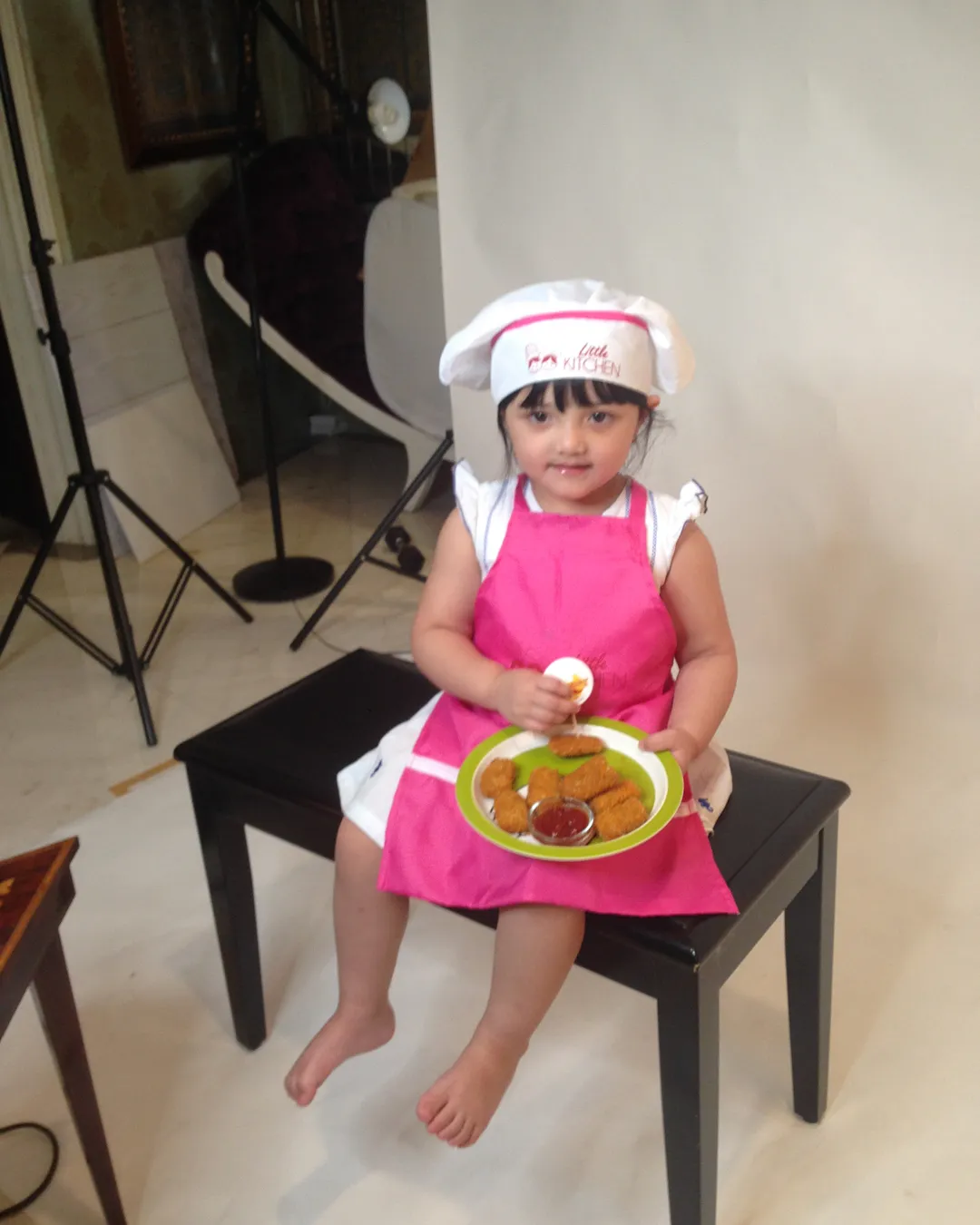 Momen behind-the-scene Baby Arsy saat lakukan pemotretan. Credit: via instagram.com/suwarsiha