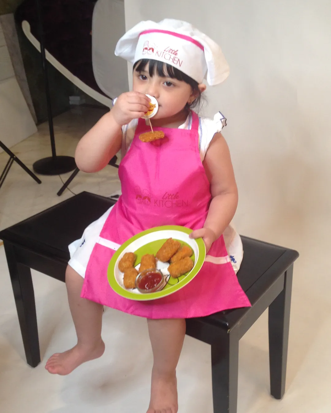 Pakai celemek dan topi koki, Baby Arsy tampil menggemaskan! Credit: via instagram.com/suwarsiha