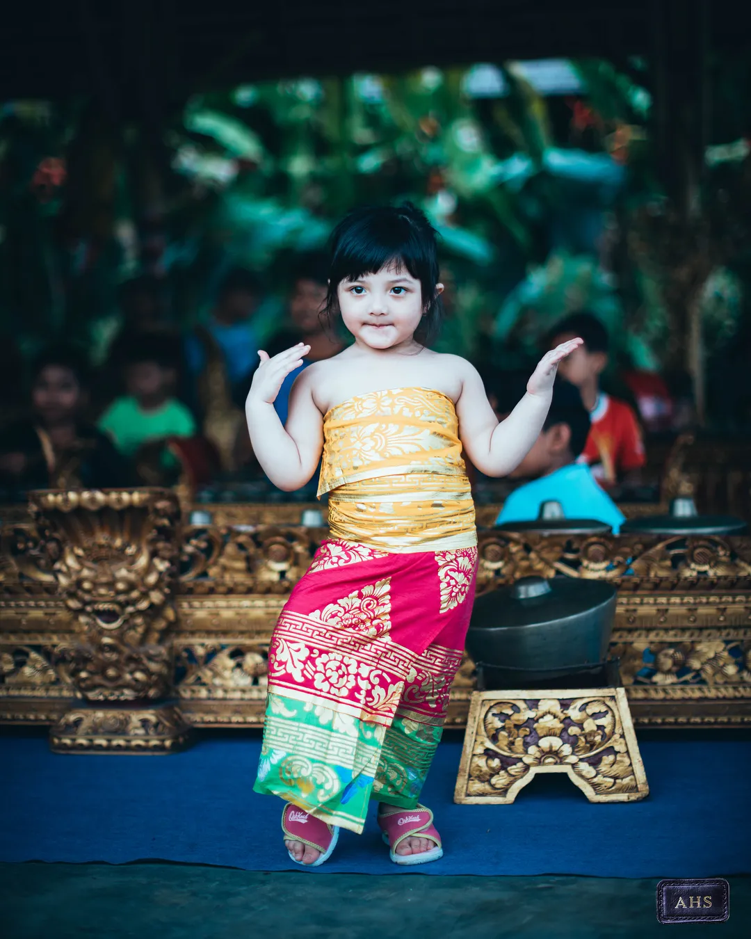 Gaya centil Baby Arsy saat lakukan tarian Bali. Credit: via instagram.com/queenarsy