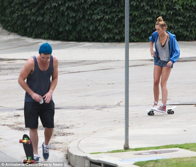 Senggang Miley Cyrus Bermain Skateboard Ditemani Sang 