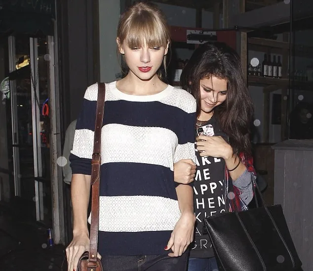 Selena dan Taylor ternyata sudah berteman selama 12 tahun © dailymail.co.uk