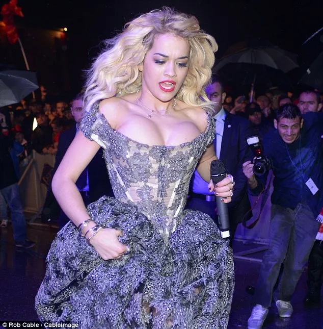 Rita Ora bikin mata pria terbelalak @foto: Daily Mail