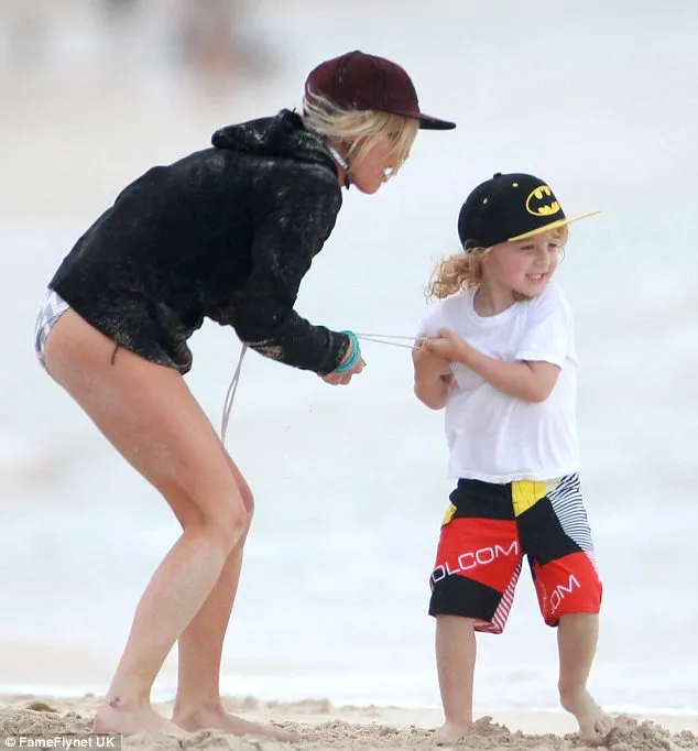 Ashlee Simpson tarik tambang melawan putranya | ©dailymail