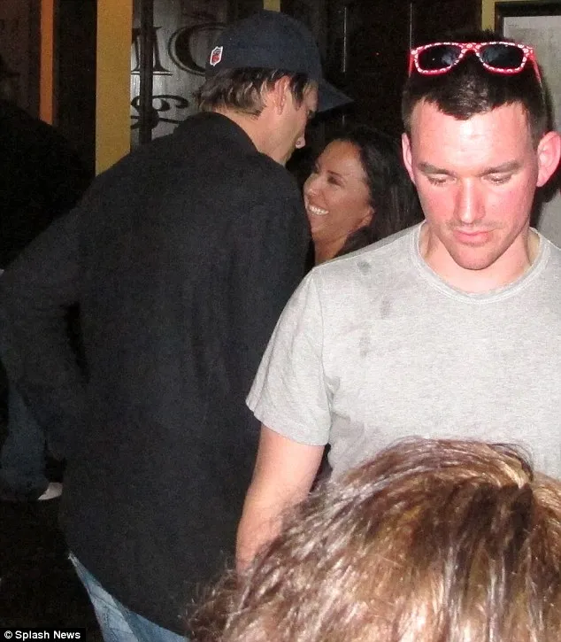 Siapakah wanita yang bersama Ashton?