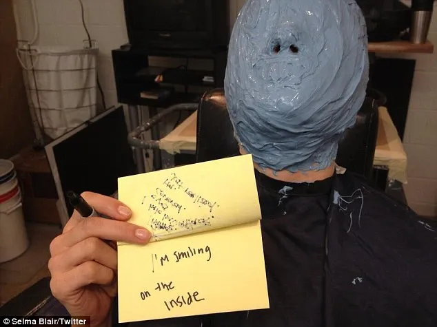 Masker atau proyek film? 