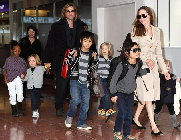 Angelina Jolie, Brad Pitt dan keenam anak mereka. @dailymail.co.uk