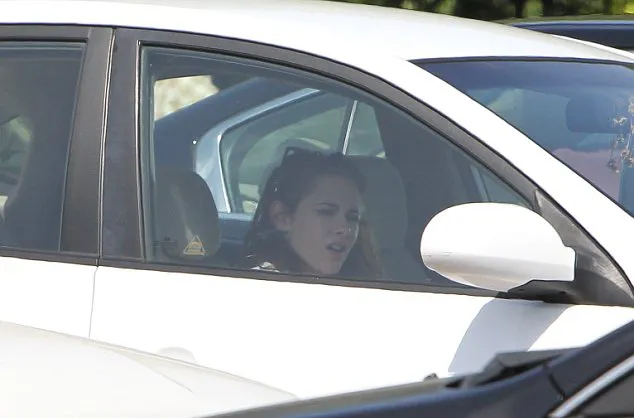 Kristen Stewart memandang sedih barang Robert yang sudah diangkut. @dailymail.co.uk