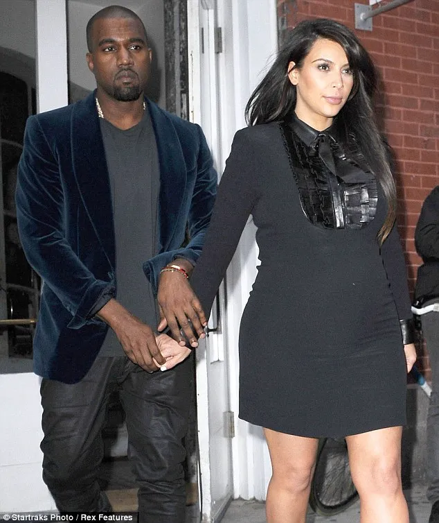 Kanye West setia berada di samping Kim Kardashian | Foto: Rex Features