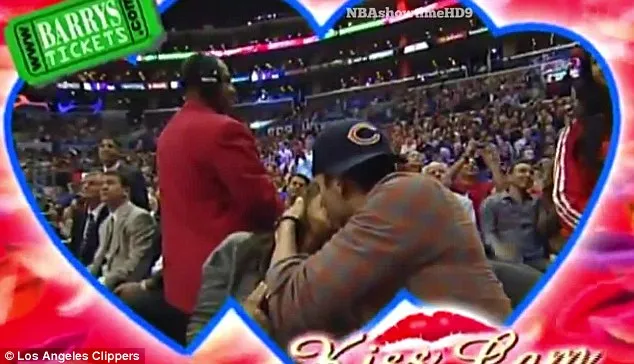 Ciuman kilat tapi mesra @Los Angeles Clippers