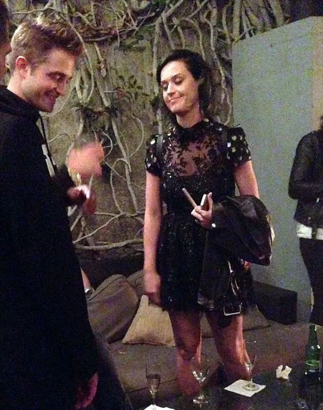 Robert dan Katy Perry hanya berteman © dailymail.co.uk