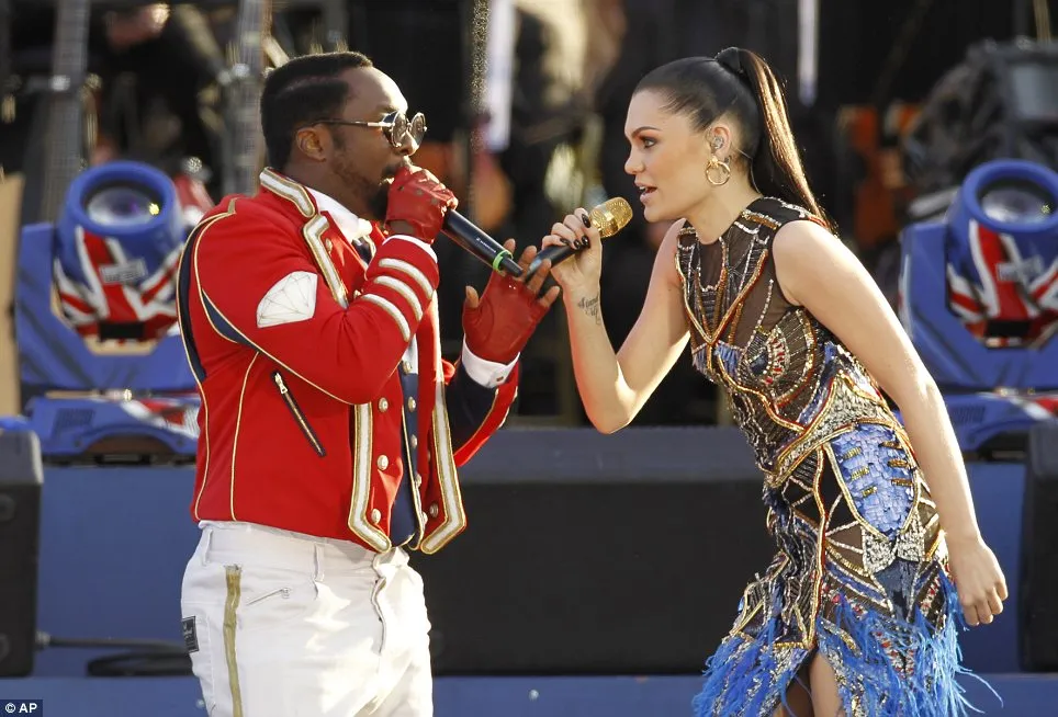 wiil.i.am duet dengan penyanyi asal Inggris, Jessie J @foto: thestar.com