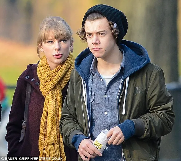 Pasangan dimabuk cinta. Kira-kira Swift bakal tulis lagu tentang Harry Styles atau tidak ya? :) @dailymail.co.uk