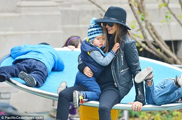 Wajah buah hati Miranda Kerr tampak gelisah ©Dailymail