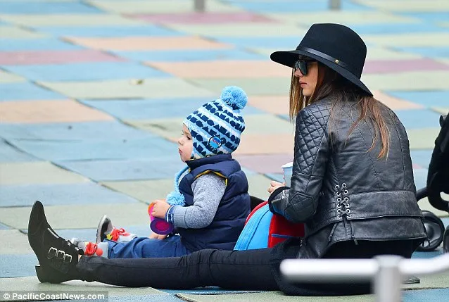Tampaknya Flyyn dan Miranda Kerr kelelahan setelah bermain seharian ©Dailymail