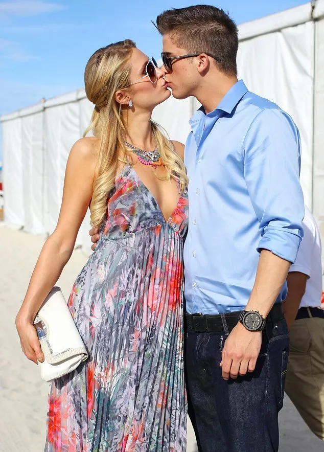 Ciuman kilat Paris Hilton mendarat di bibir kekasihnya, River Viiperi di Pantai Miami ©Pichichi/Splash News