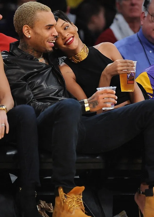 Chris dan Rihanna sempat balikan © via dialymail.co.uk
