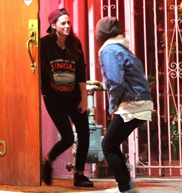 Kristen Stewart tampak dalam sedang dalam mood yang cukup baik ©X17online.com