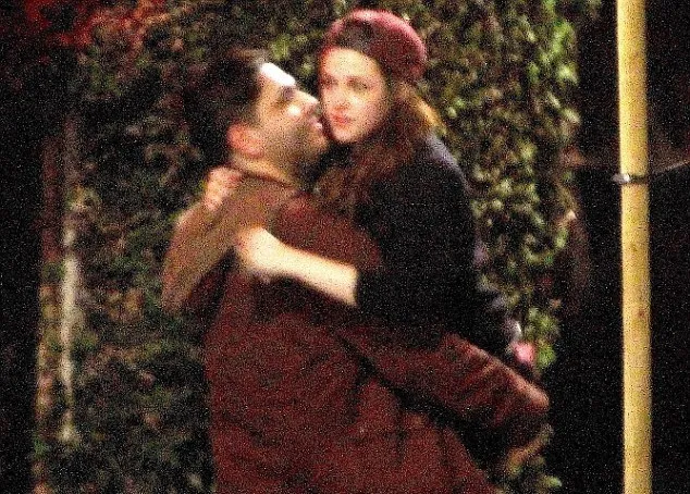 Kristen Stewart lompat ke pelukan seorang musisi bernama Marcus Foster ©X17online.com