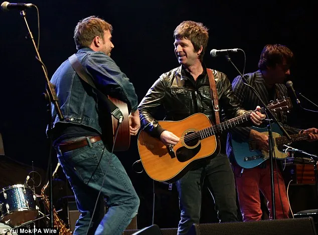 Damon dan Noel tak hanya berbagi panggung, namun juga tawa bersama. Ugh! @/p/25maret02.jpg