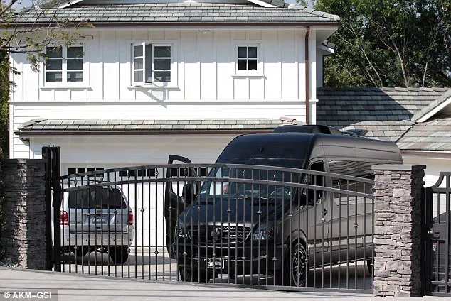 Mobil Justin Bieber parkir di halaman rumah Selena Gomez. foto: dailymail