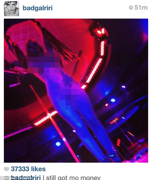 Penari striptis yang menemani Rihanna. foto: dailymail.