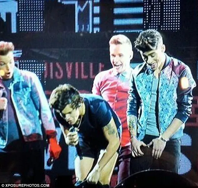 Baaaaa! Perhatikan ekspresi Zayn, Liam dan Louis! @dailymail.co.uk