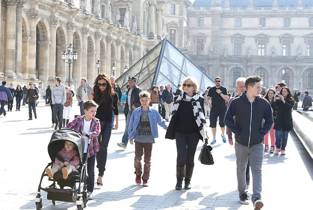 Jalan-jalan di Paris. @dailymail