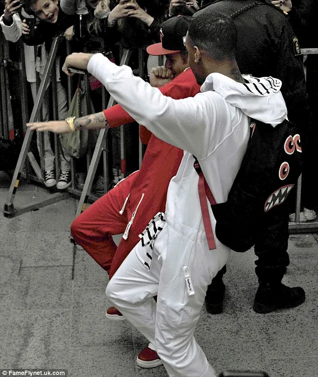 Justin Bieber Terus Menari Hingga ke Bis/@Fameflynet.uk.com