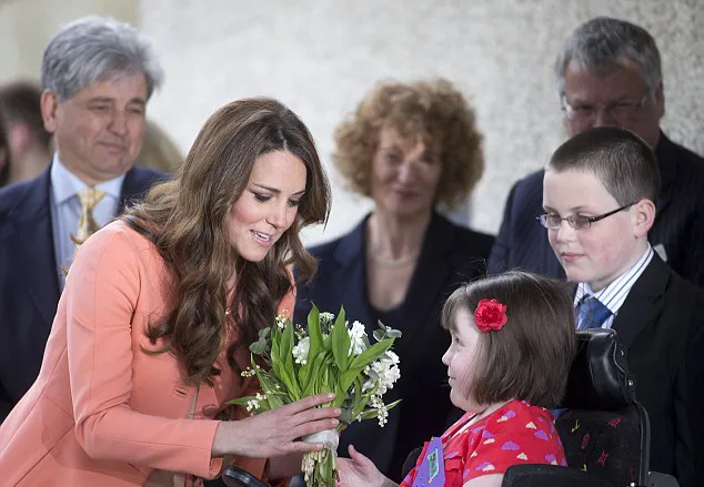 Kate menerima karangan bunga. @dailymail